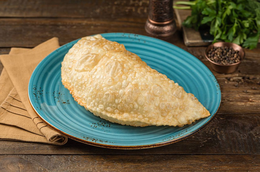 Фото Чебурек с креветками и соусом лаззат